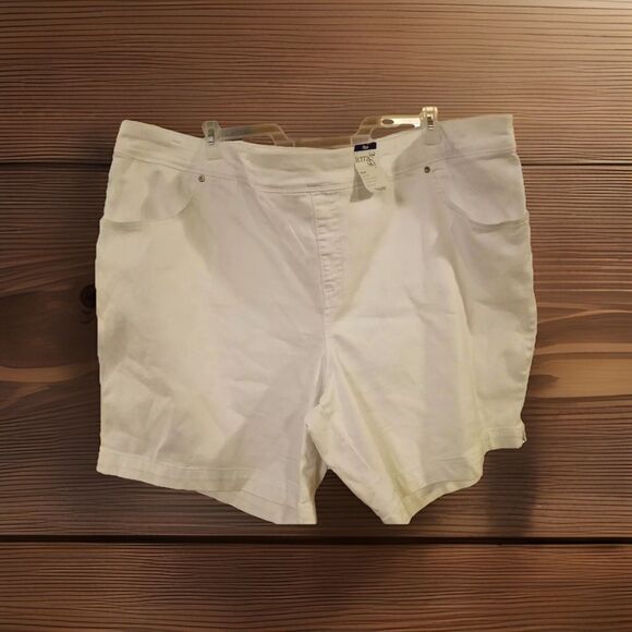 PLUS WHITE SHORTS MID RISE TUMMY CONTROL WOMAN TERRA & SKY SIZE 4X (28WX30W) NWT - Picture 1 of 2